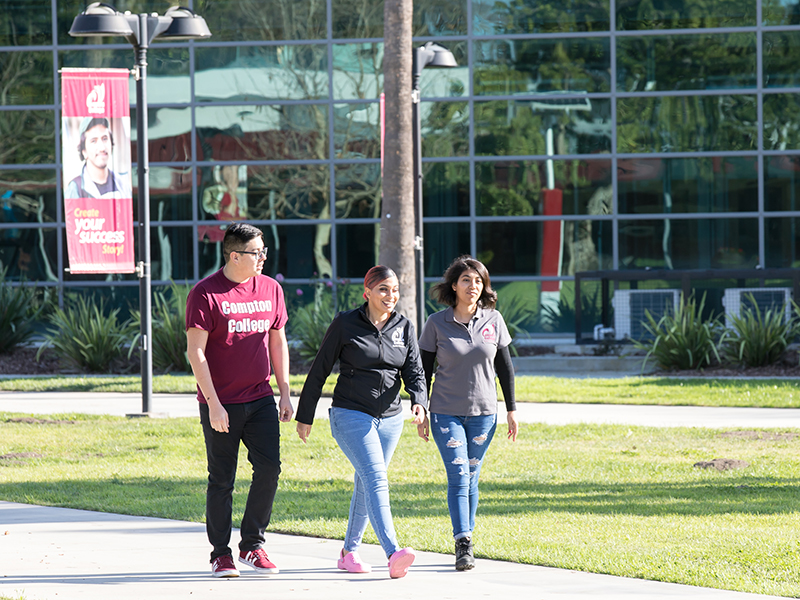 3 students getting directions on campus